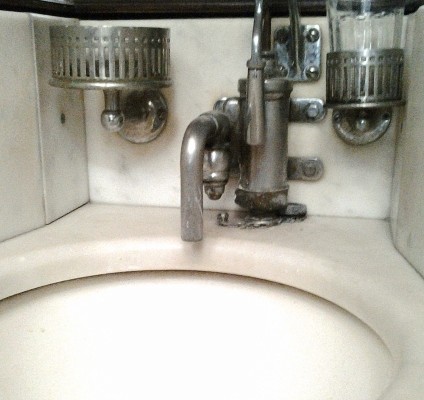 Pump and accessories above washbasin in Ladiescabin