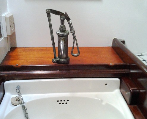 Hand pump above washbasin in guestcabin