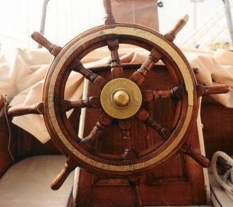 Engraved wheel, with esigner, yard, yachtclub and of yacht